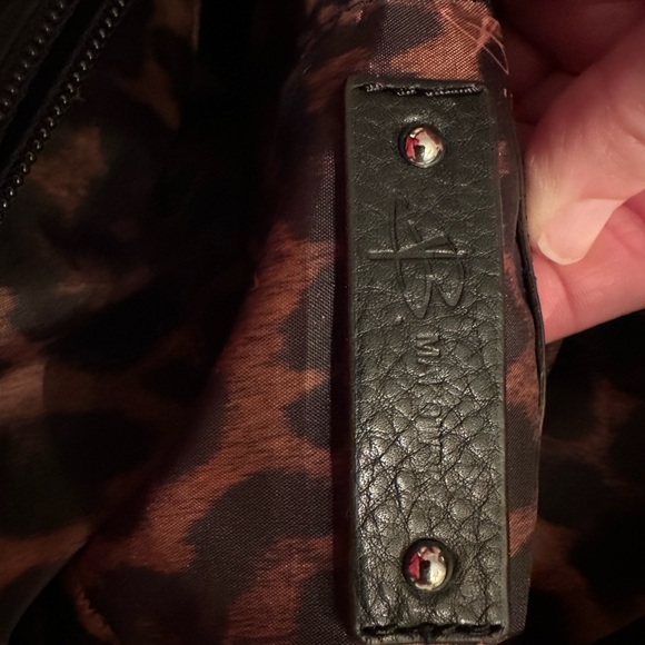 Edgy, leather shoulder bag with attitude and function - Picture 8 of 8